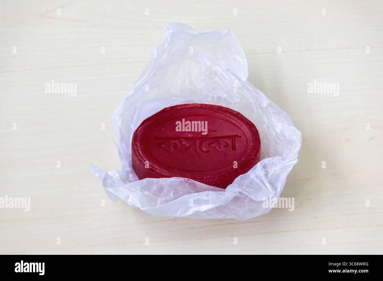 Sapone di glicerina trasparente Cosco su fondo in legno. Kishoreganj, Bangladesh. 4 novembre 2024. Foto Stock