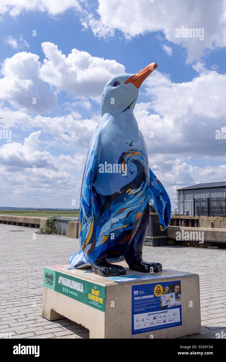 “I residenti a sorpresa di Leigh-on-Sea: Più di 100 pinguini, ciascuno con una storia, uno spruzzo di vernice, e una missione per suscitare sorrisi e sostegno. #WhingTravels si incontrano Foto Stock