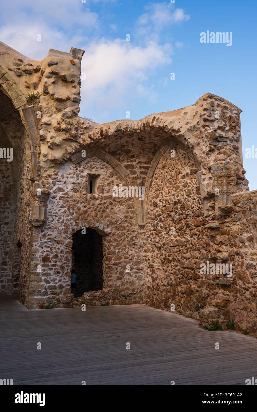 Rovine della vecchia chiesa di San Vincenzo (Església Vella de Sant Vicenj) a Tossa de Mar, Girona, Spagna Foto Stock
