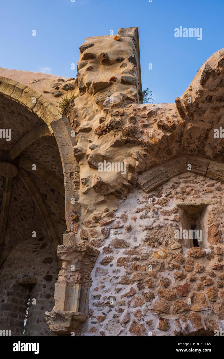 Rovine della vecchia chiesa di San Vincenzo (Església Vella de Sant Vicenj) a Tossa de Mar, Girona, Spagna Foto Stock