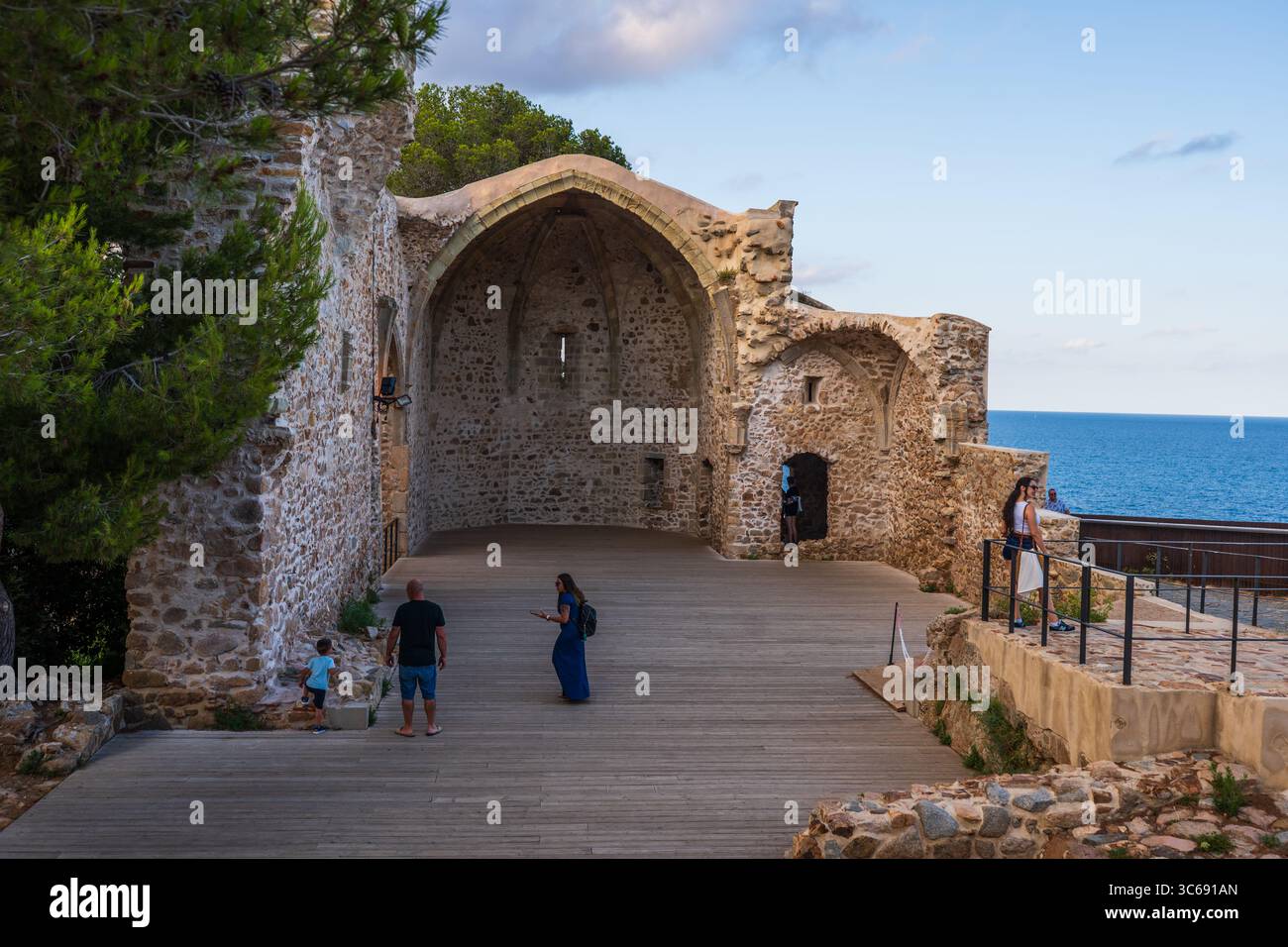 Rovine della vecchia chiesa di San Vincenzo (Església Vella de Sant Vicenj) a Tossa de Mar, Girona, Spagna Foto Stock