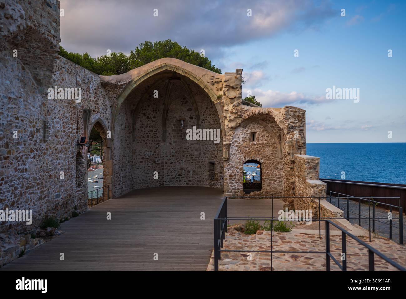 Rovine della vecchia chiesa di San Vincenzo (Església Vella de Sant Vicenj) a Tossa de Mar, Girona, Spagna Foto Stock
