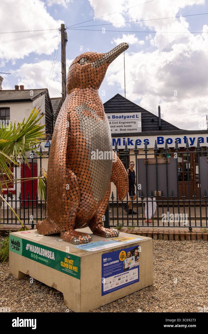 Scultura di pinguini fuori dal Saraa's Tea Garden a Leigh-on-Sea, Essex, Inghilterra. Colorate opere d'arte pubblica in mostra vicino alle strade acciottolate della vecchia Leigh. Foto Stock