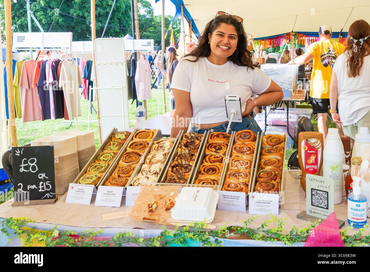 Dana Conway, baker, con la bancarella di torte Who's Hungry al festival musicale Lazydays a Priory Park, Southend on Sea, Essex, Regno Unito. Foto Stock