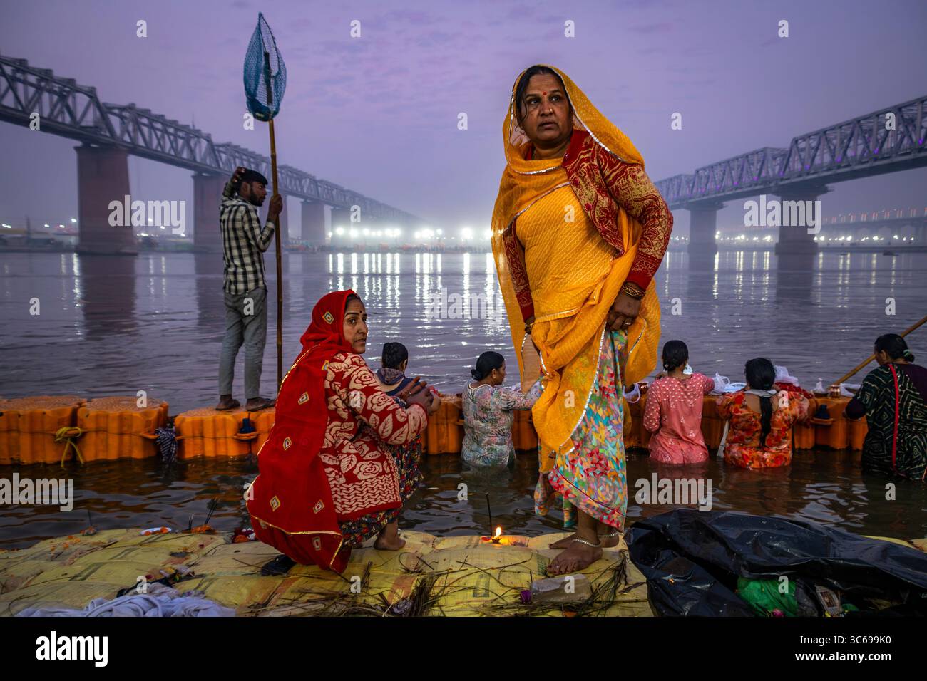 I devoti fanno il bagno al Kumbh Mela, Prayagraj, India Foto Stock