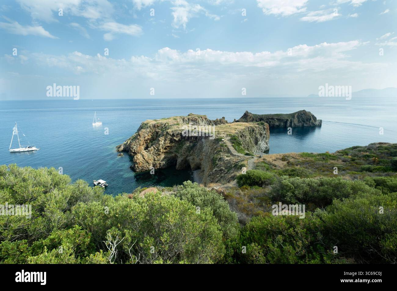 Suggestiva vista della baia di cala junco e del suo villaggio preistorico nell'isola di Panarea, delle isole eolie, della Sicilia, dell'Italia Foto Stock