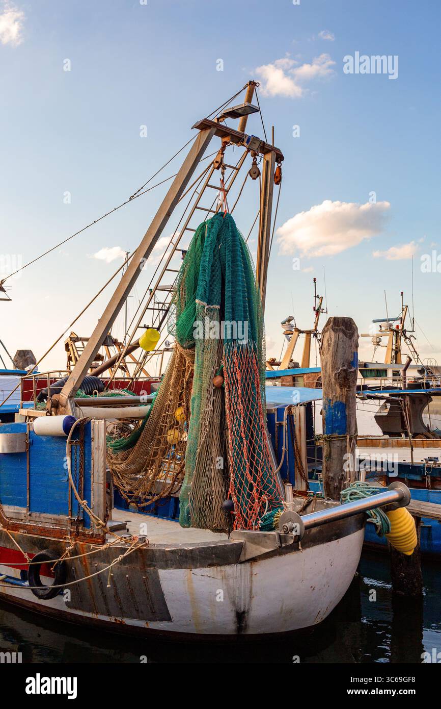 Rete da pesca su argine a Sottomarina, Italia. La barca è pronta per andare in mare per un nuovo pescato. Foto Stock