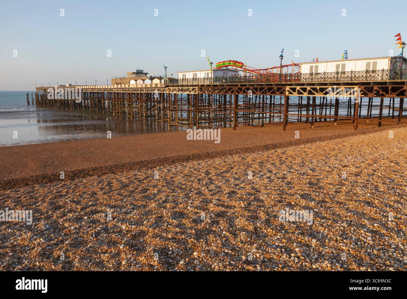 Inghilterra, Sussex, East Sussex, Hastings, Hastings Beach e Pier Foto Stock