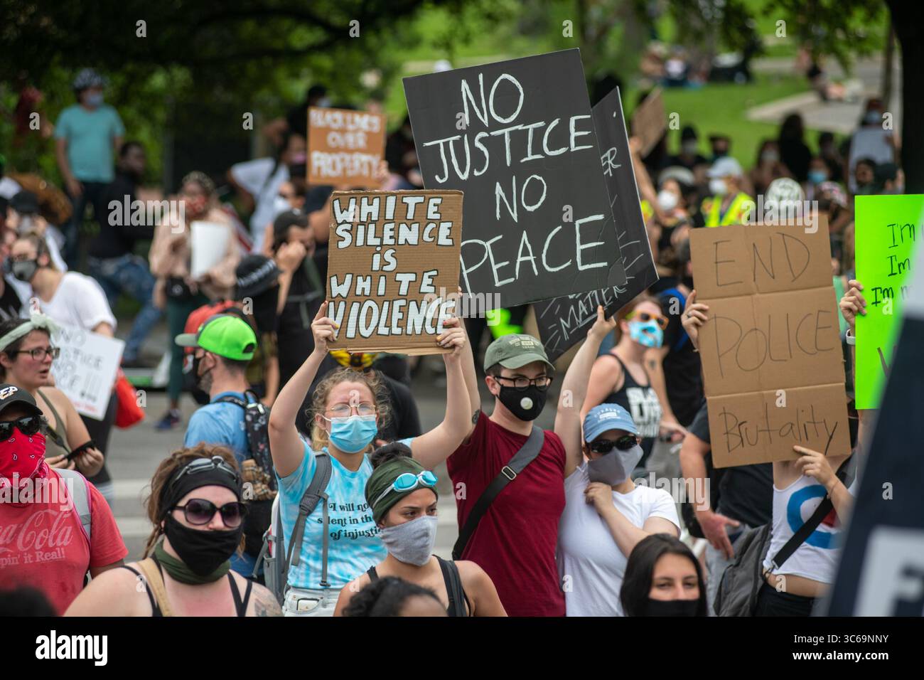31 maggio 2020: Centinaia di manifestanti si riuniscono pacificamente al campidoglio di Austin per chiedere giustizia per la morte di George Floyd e Mike Ramos. (Immagine di credito: © Sandy Carson/ZUMA Wire) Foto Stock
