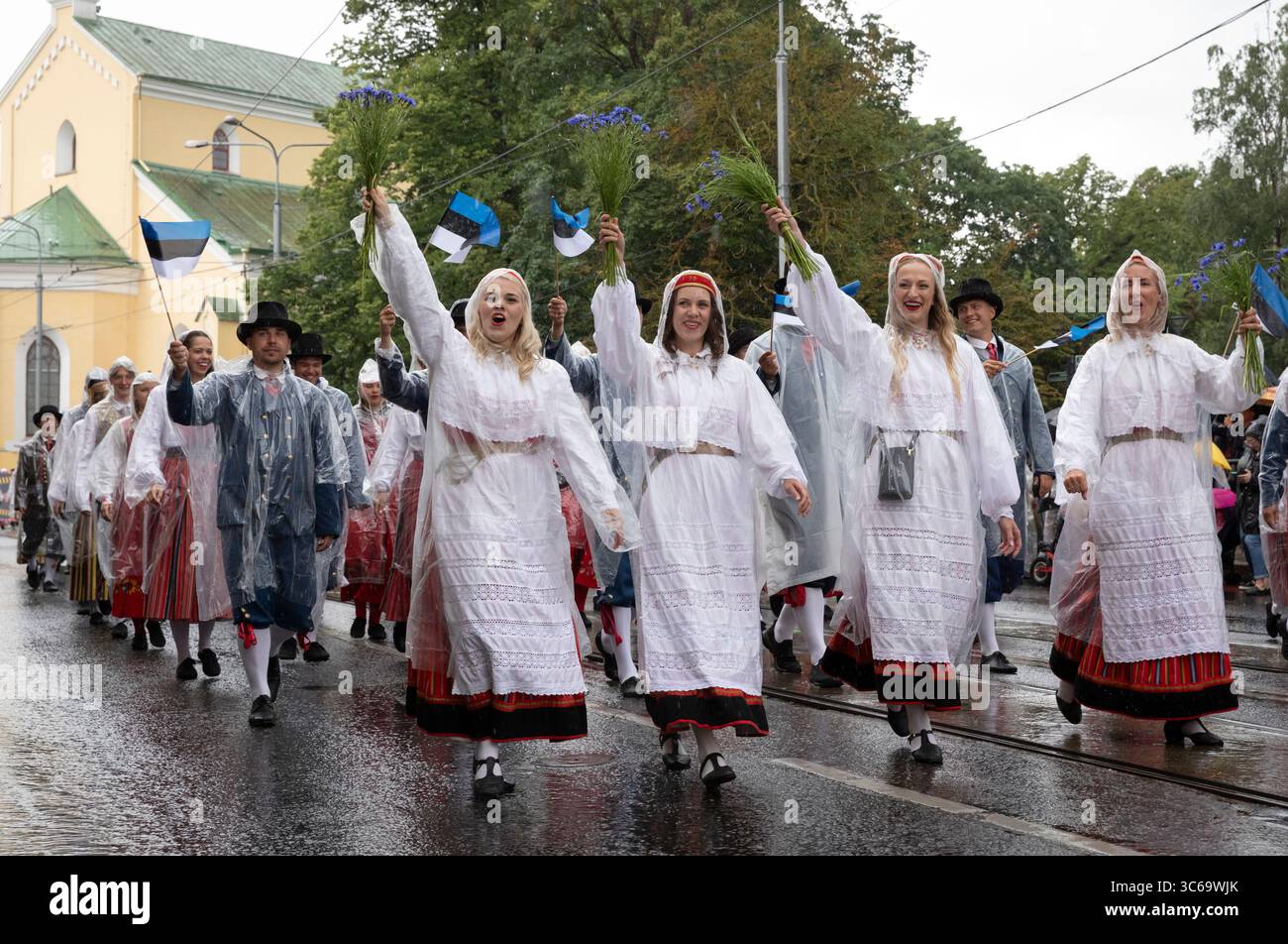 Tallinn, Estonia, 5 luglio 2025: Persone in abbigliamento tradizionale per le strade di Tallinn durante il famoso festival di canto e danza Foto Stock