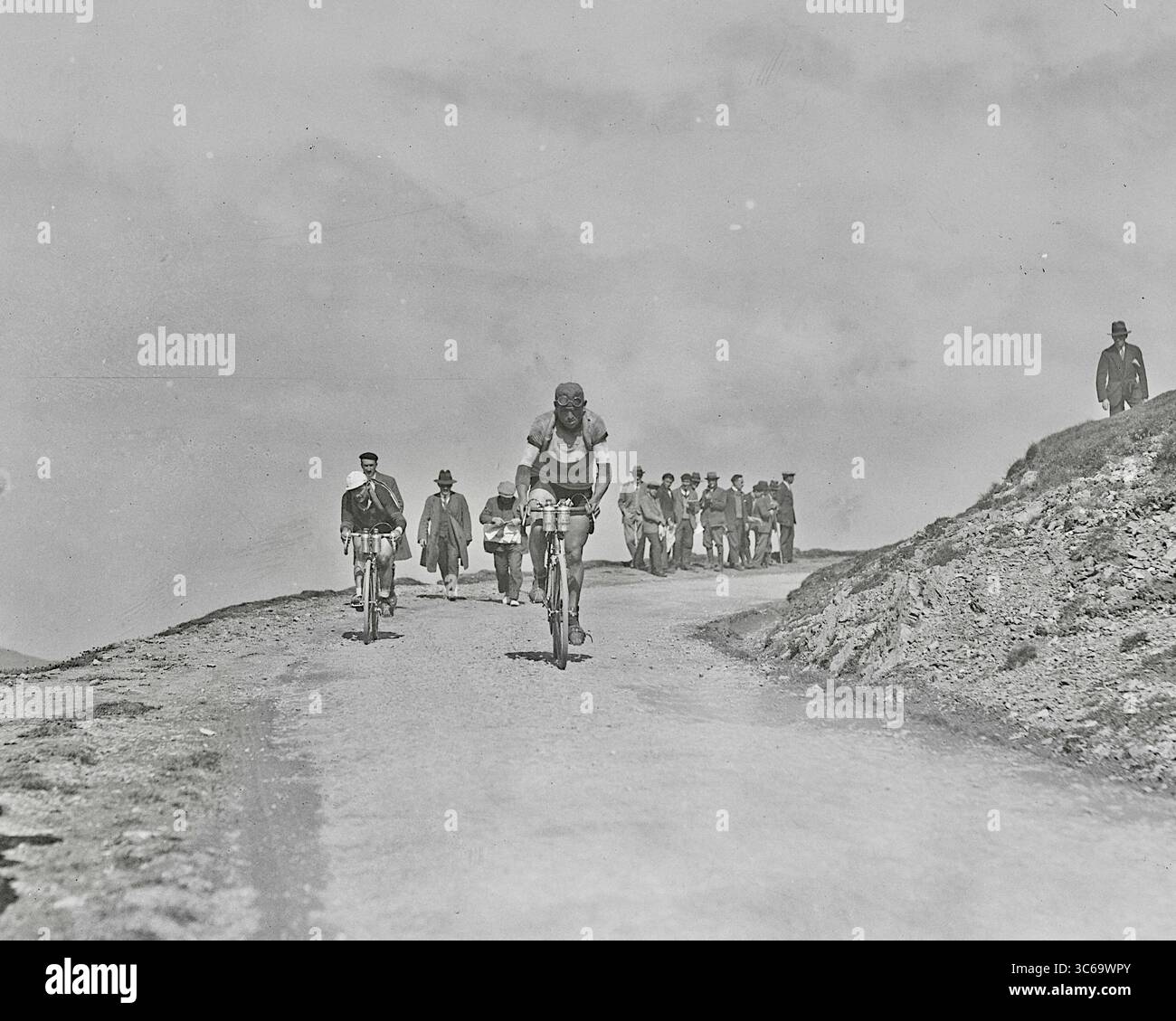 Fotografia raffigurante Lucien Laval e Omer Taverne durante il Tour de France, in particolare al col d'Aubisque - 1930 Foto Stock