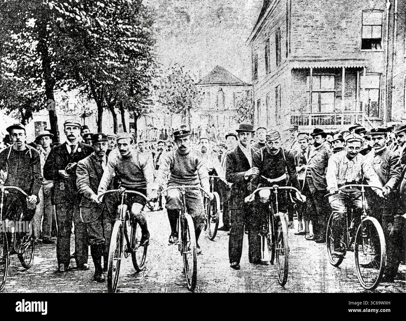 Ciclismo, Tour de France, 1903. Il primo Tour de France, con partenza e arrivo a Parigi, con il vincitore Maurice Garin. Foto Stock