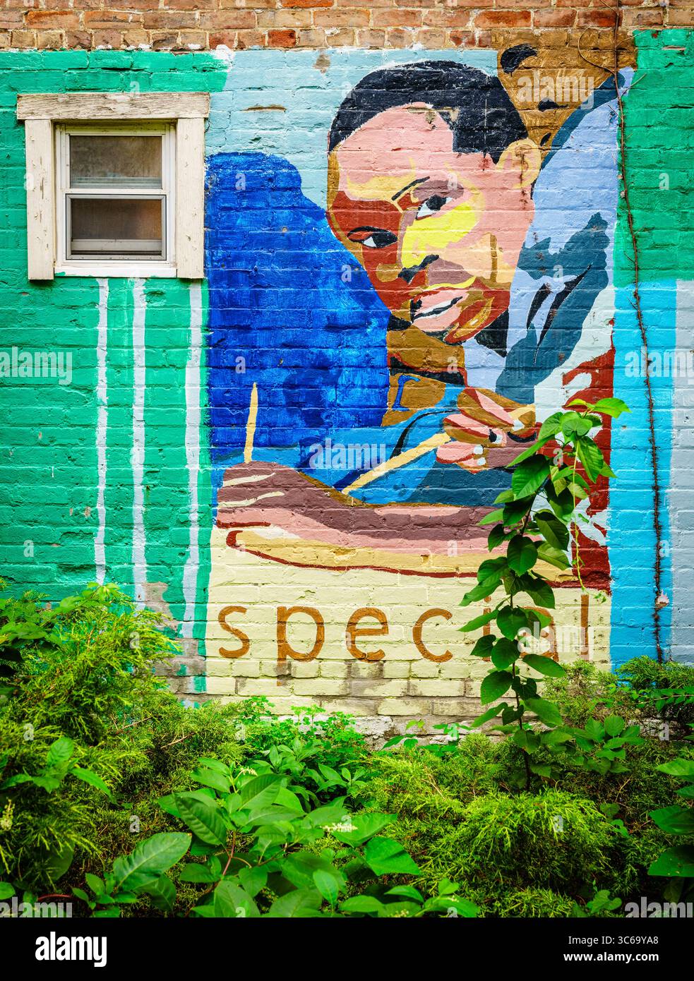 Cincinnati, Ohio, 30 luglio 2022: Uno dei molti murales di strada nel distretto di Over the Rhine di Cincinnati, Ohio Foto Stock