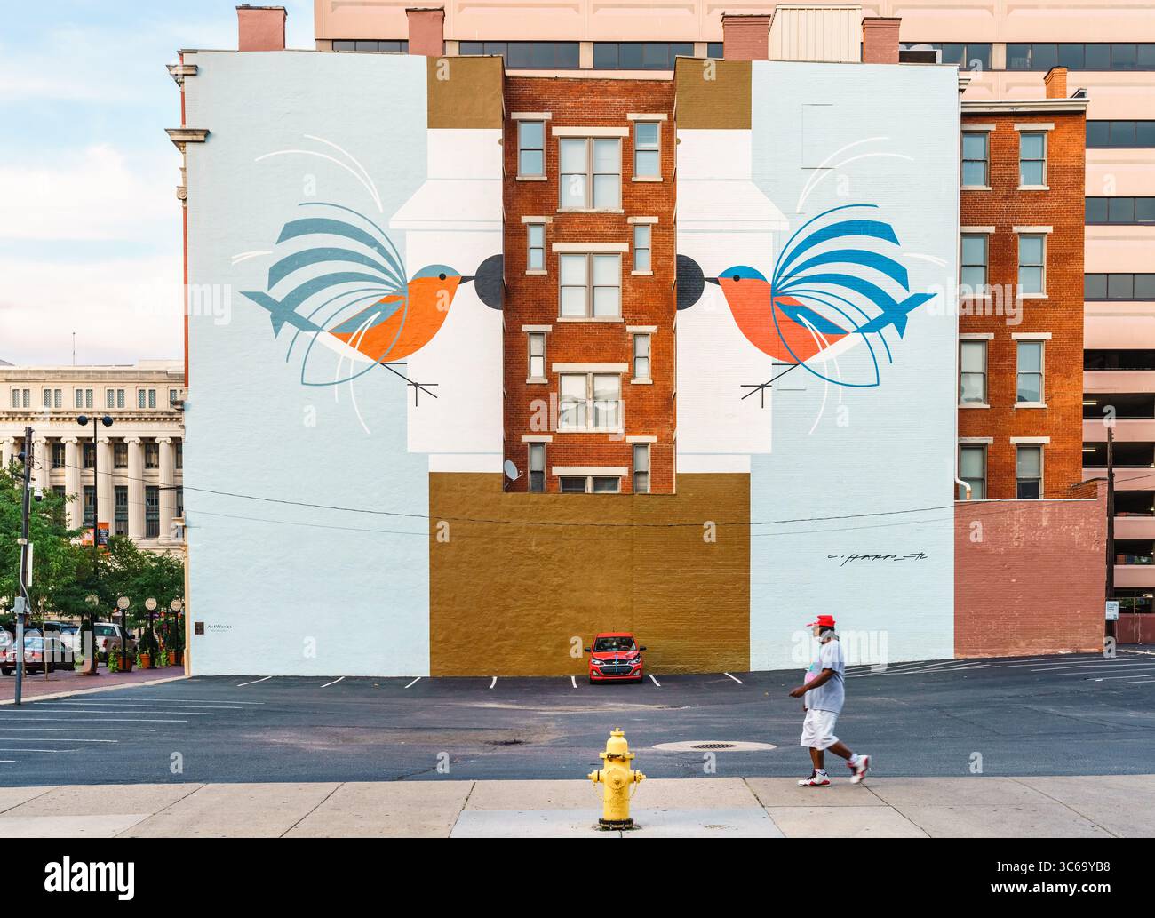 Cincinnati, Ohio, 30 luglio 2022: Murale Homecoming (Blue Birds) di Charley Harper su East Court Street nel centro di Cincinnati, Ohio Foto Stock