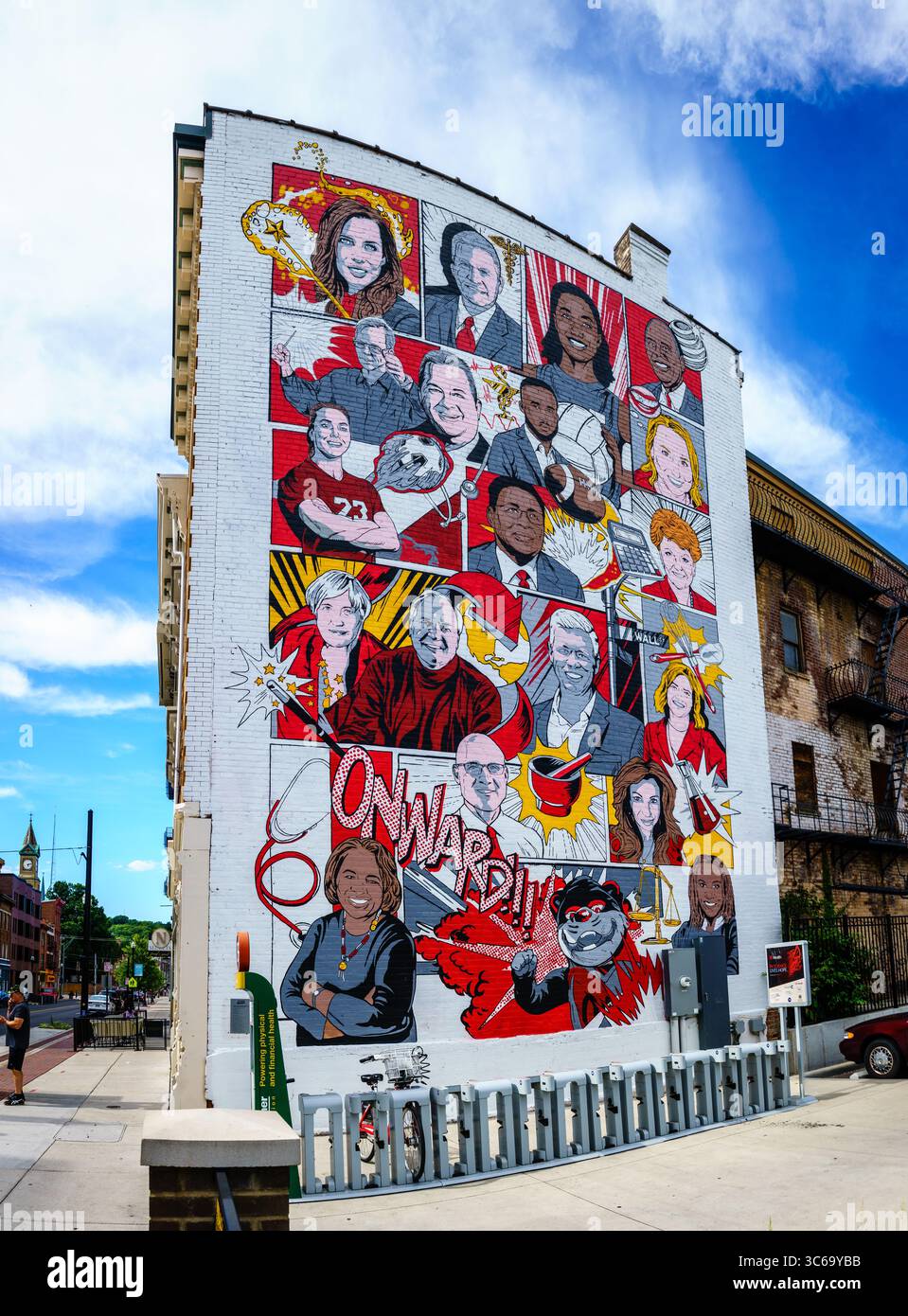 Cincinnati, Ohio, 30 luglio 2022: UC Alumni Murral di Nicole Trimble in Vine Street nel quartiere Over-the Rhine di Cincinnati, Ohio Foto Stock