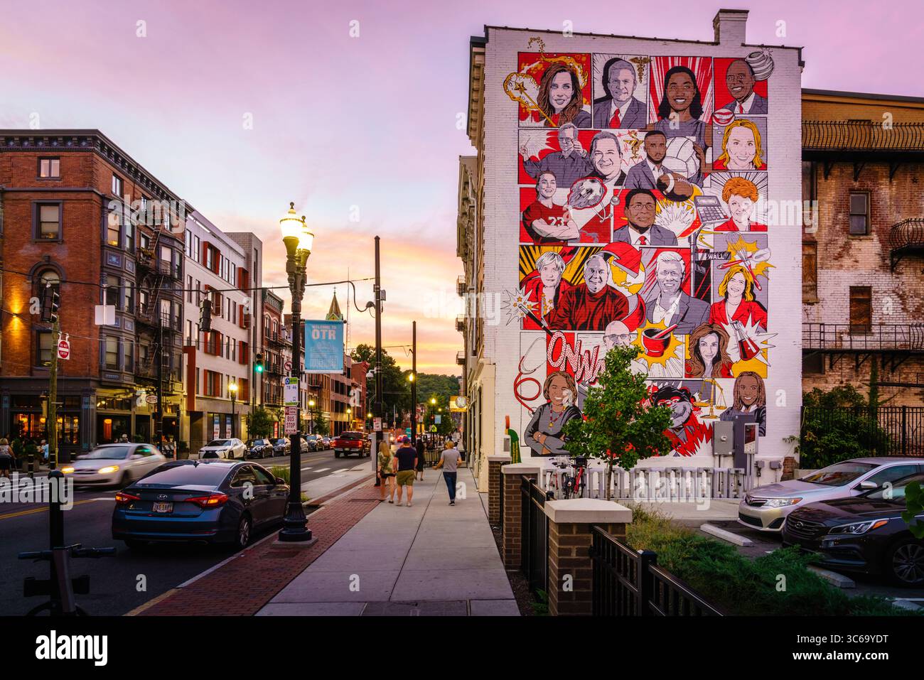 Cincinnati, Ohio, 30 luglio 2022: UC Alumni Murral di Nicole Trimble in Vine Street nel quartiere Over-the Rhine di Cincinnati, Ohio Foto Stock
