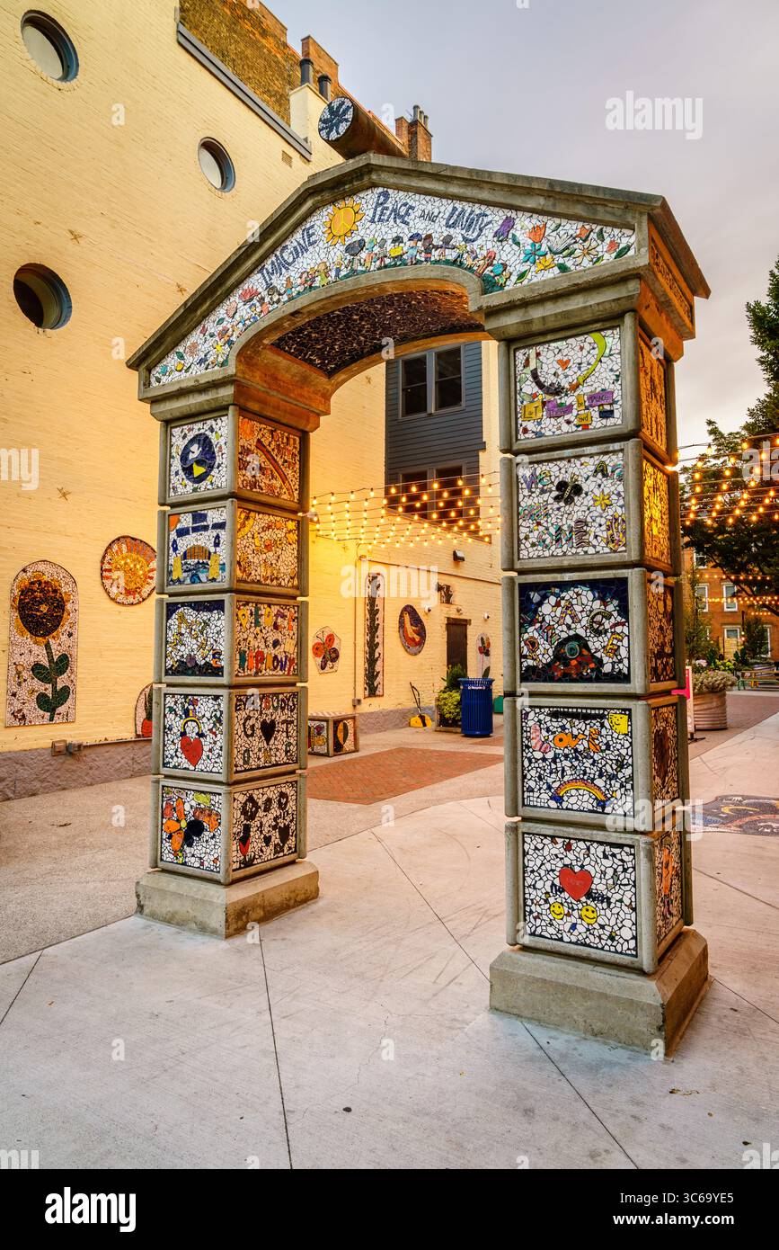 Cincinnati, Ohio, 30 luglio 2022: Arco creato dai bambini della Washington Park School. Vine Street nel quartiere Over-the-Rhine di Cincinnati, Ohio Foto Stock