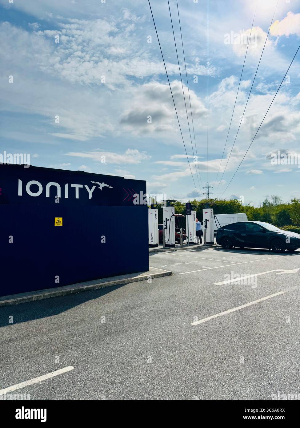 La stazione di ricarica per auto elettriche IONITY presso il lago Skelton serve l'autostrada M1 vicino a Leeds, West Yorkshire, Inghilterra. Foto Stock