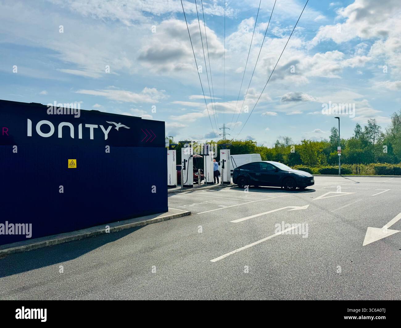 La stazione di ricarica per auto elettriche IONITY presso il lago Skelton serve l'autostrada M1 vicino a Leeds, West Yorkshire, Inghilterra. Foto Stock