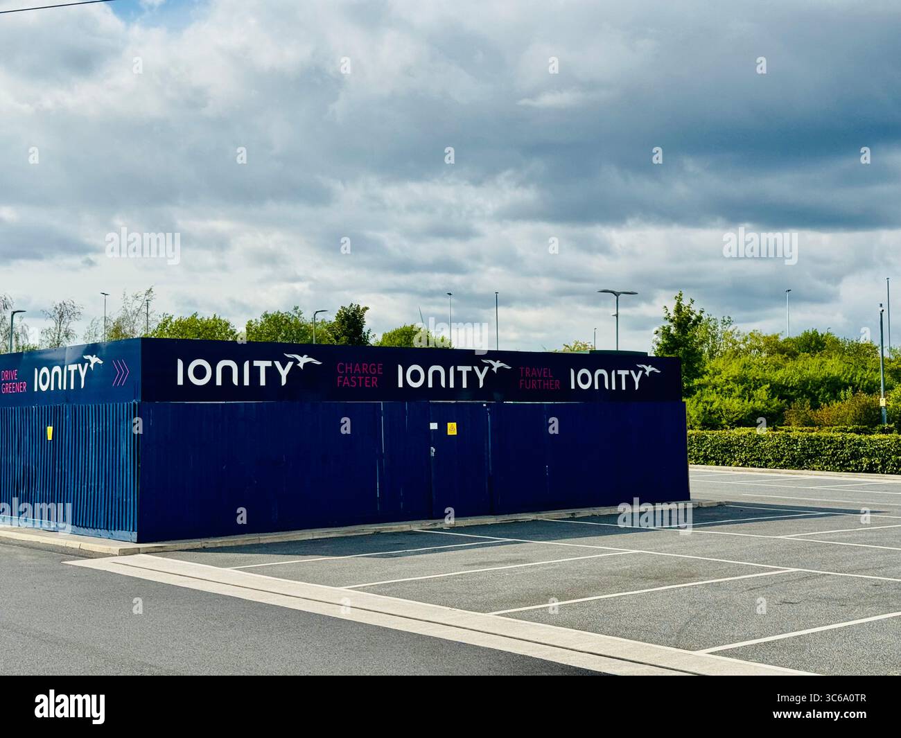 La stazione di ricarica per auto elettriche IONITY presso il lago Skelton serve l'autostrada M1 vicino a Leeds, West Yorkshire, Inghilterra. Foto Stock