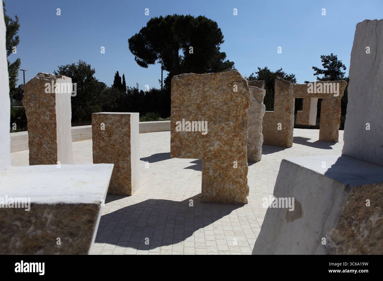 Lettere di luce, scultura di Micha Ullman della Biblioteca Nazionale di Israele, cerchio delle ventidue lettere ebraiche bramate di pietre enormi. Foto Stock