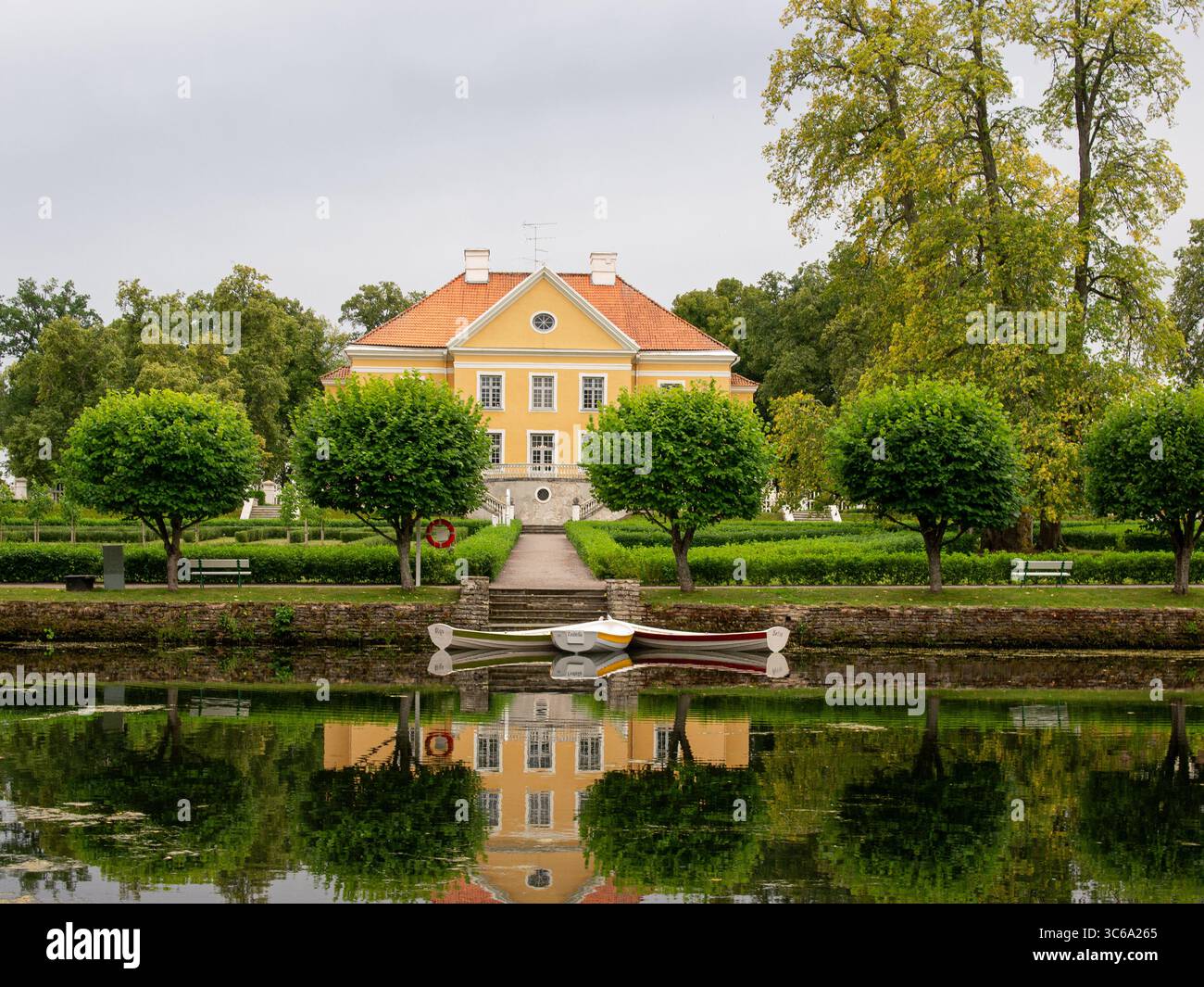 Palmse Manor House, un maniero estone in stile barocco con i suoi giardini paesaggistici formali e il laghetto ornamentale che creano perfetti riflessi dell'edificio Foto Stock