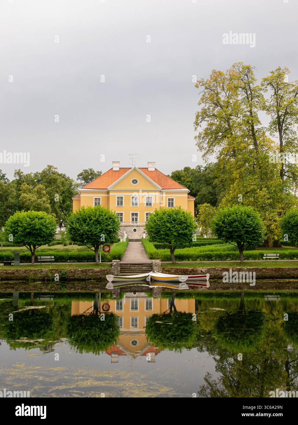 Palmse Manor House, un maniero estone in stile barocco con i suoi giardini paesaggistici formali e il laghetto ornamentale che creano perfetti riflessi dell'edificio Foto Stock