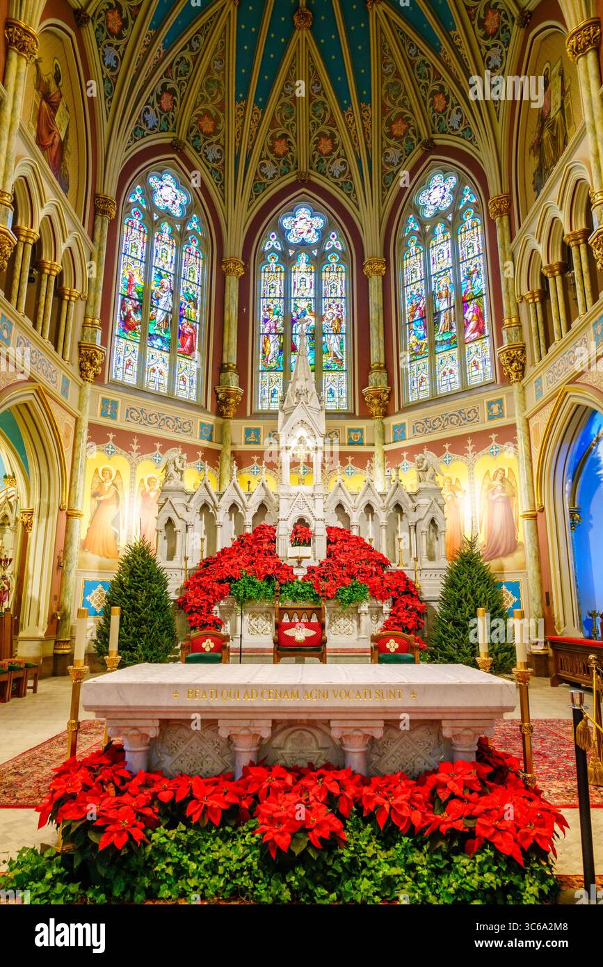 Savannah, GA, 28 dicembre 2023: Vista interna della basilica cattedrale di San Giovanni Battista Foto Stock
