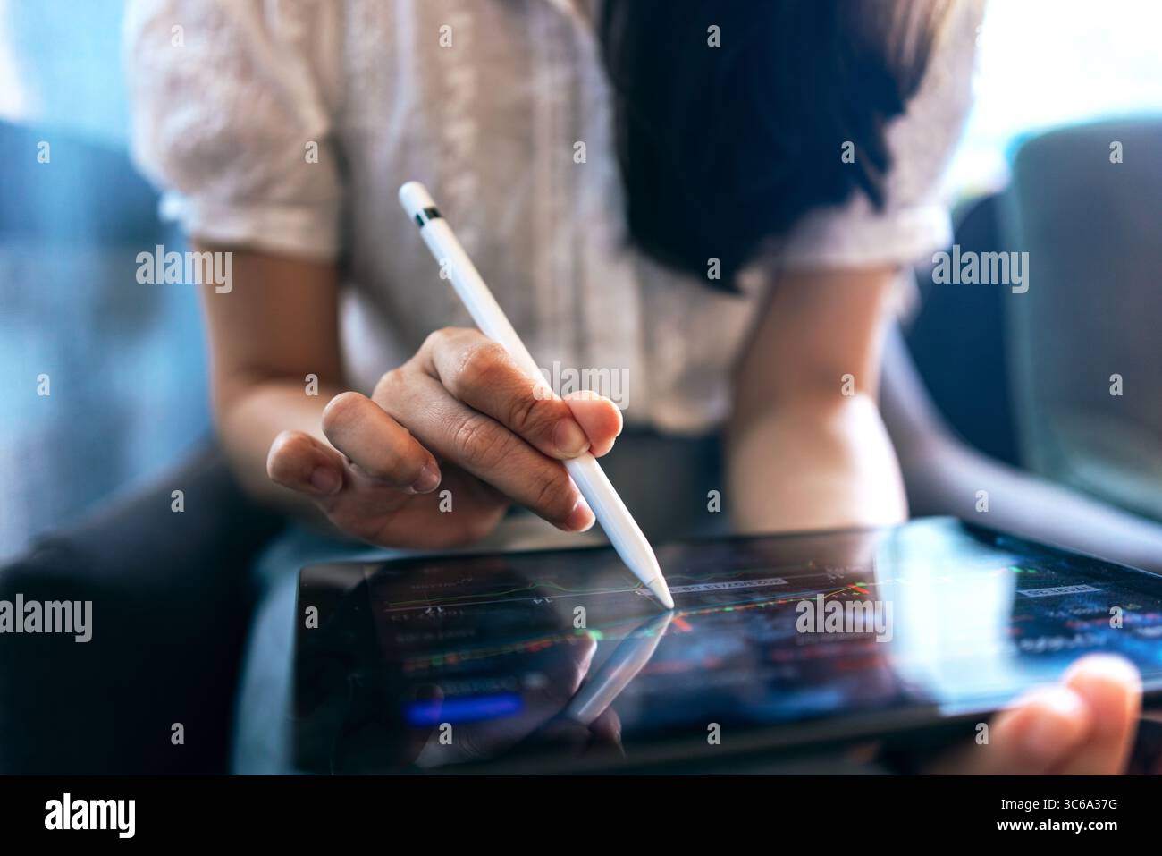 Donna investe azioni online sul trading su app per piattaforma mobile Foto Stock