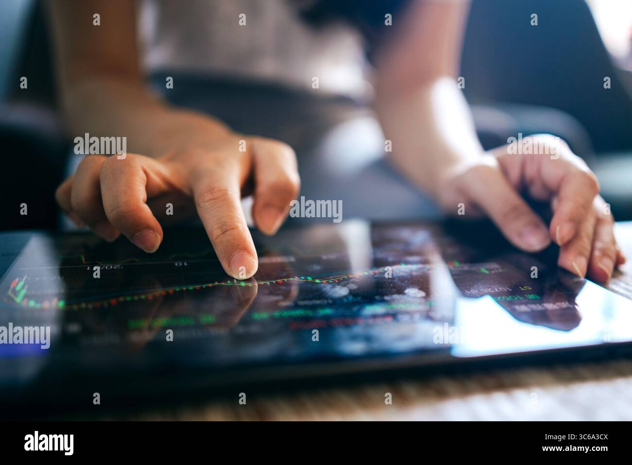 Donna investe azioni online sul trading su app per piattaforma mobile Foto Stock