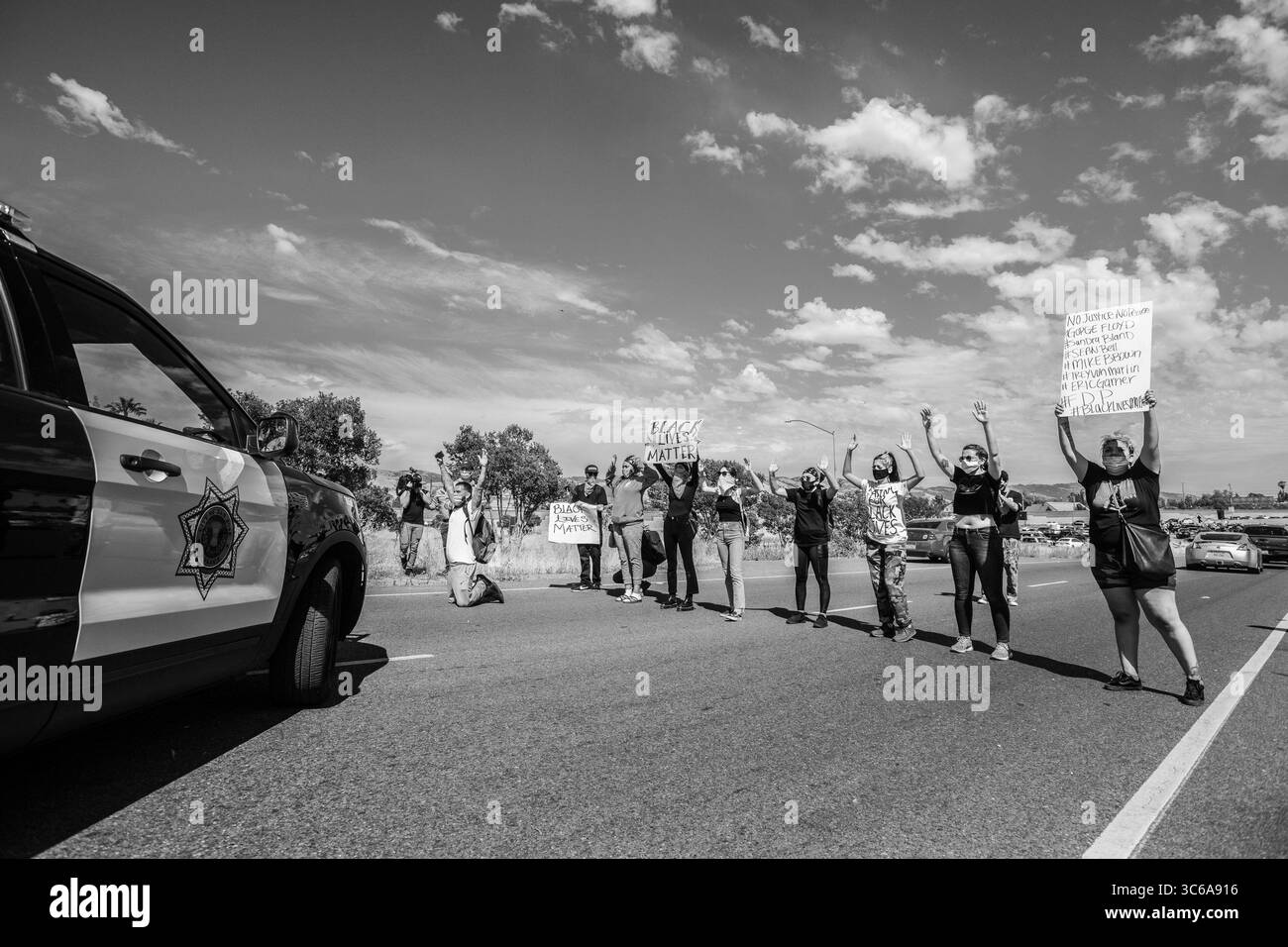 29 maggio 2020, San Jose, California, Stati Uniti: SAN JOSE, CA- MAGGIO 29: I manifestanti manifestano mentre chiudevano la Highway 101 in entrambe le direzioni a San Jose, California, il 30 maggio 2020 dopo la morte di George Floyd. (Immagine di credito: © Imagespace via cavo ZUMA) Foto Stock