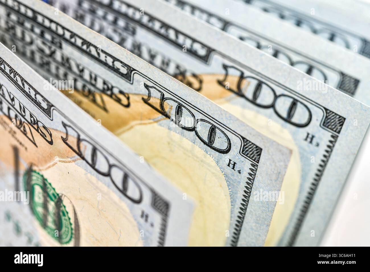 Sfondo di banconote in dollari USA. Un mucchio di soldi americani. Banconote da cento dollari Foto Stock