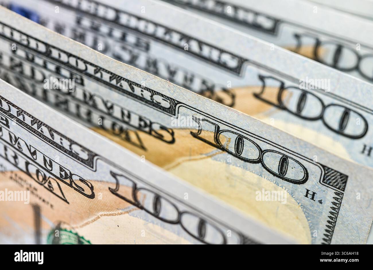 Sfondo di banconote in dollari USA. Un mucchio di soldi americani. Banconote da cento dollari Foto Stock