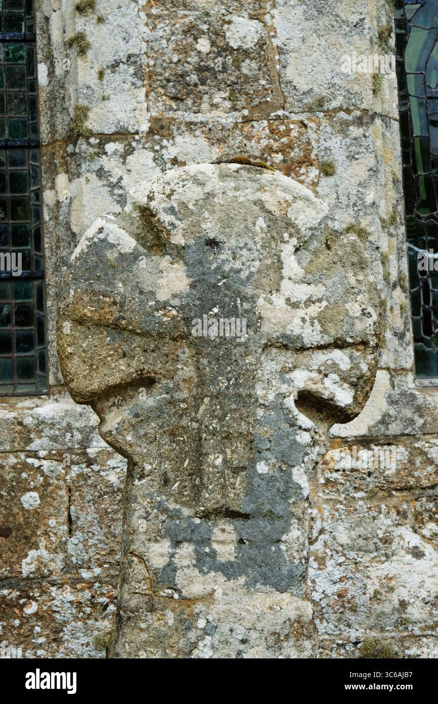 Croce di pietra cristianizzata del primo medioevo trovata nel cimitero di Sancreed, Cornovaglia, Regno Unito Foto Stock