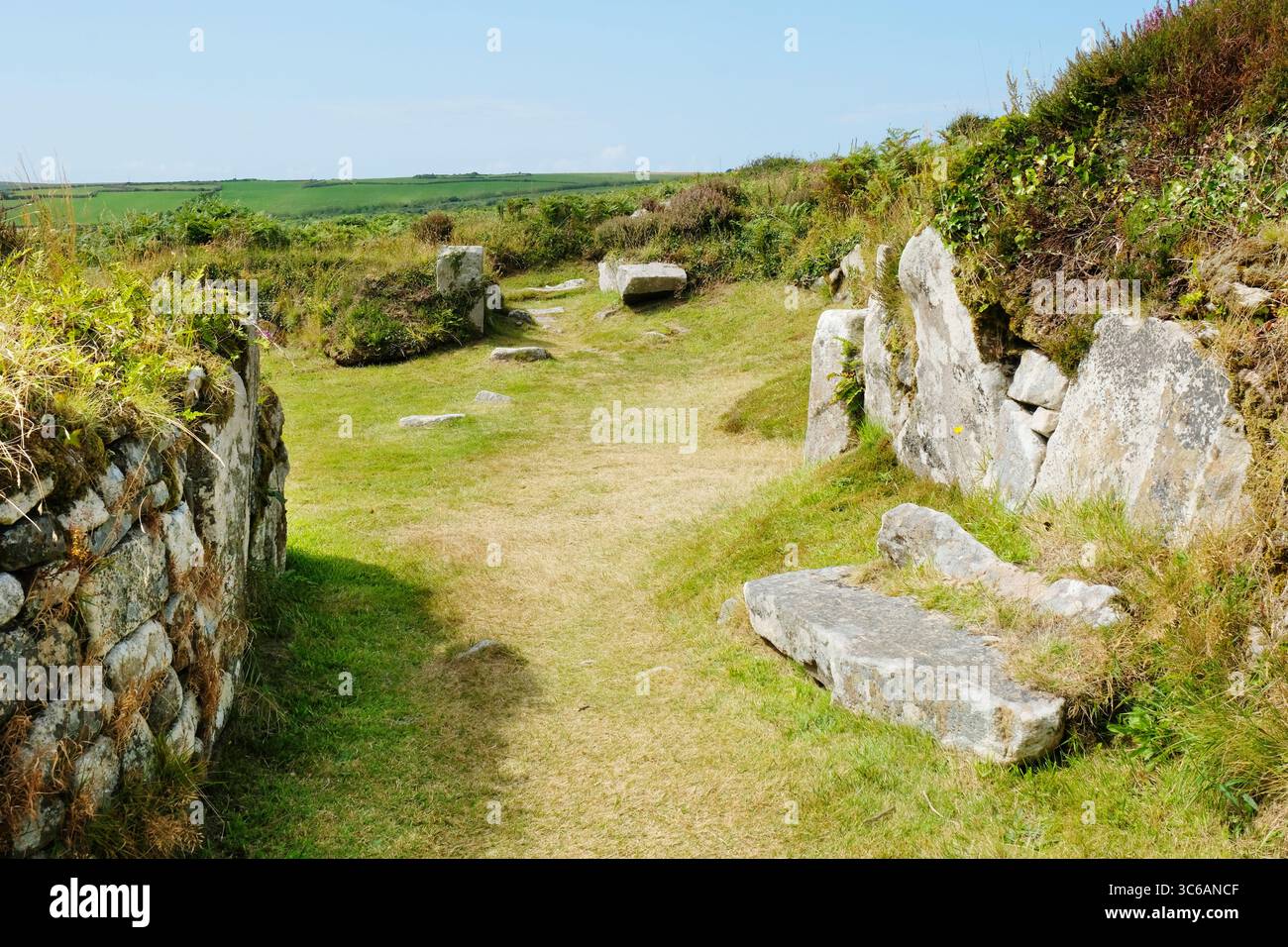 L'antico insediamento romano-britannico di Chysauster occupò il 100 - 300 d.C. situato sulle brughiere di Penwith, vicino a Penzance, Cornovaglia, Regno Unito - John Gollop Foto Stock