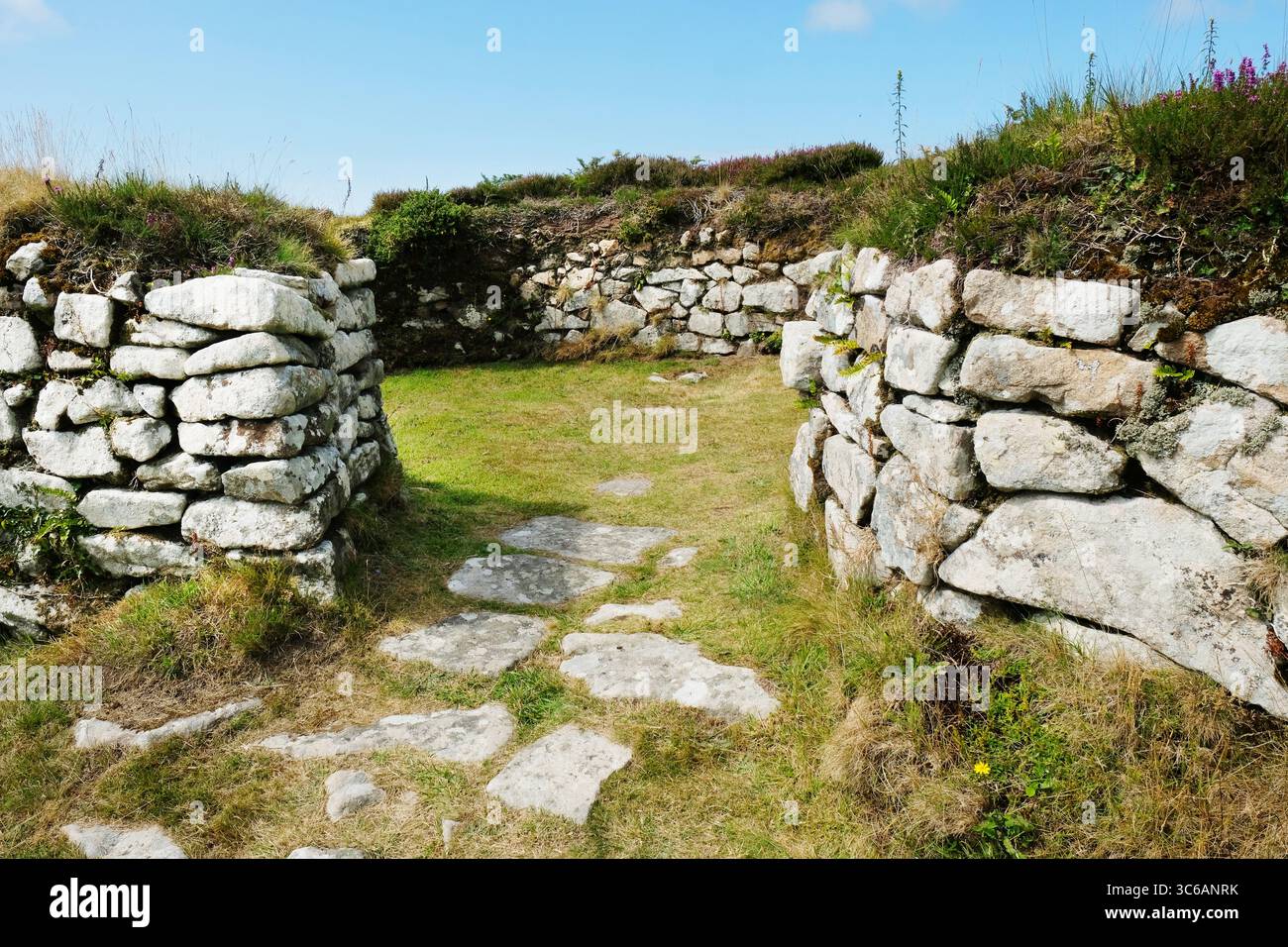 L'antico insediamento romano-britannico di Chysauster occupò il 100 - 300 d.C. situato sulle brughiere di Penwith, vicino a Penzance, Cornovaglia, Regno Unito - John Gollop Foto Stock