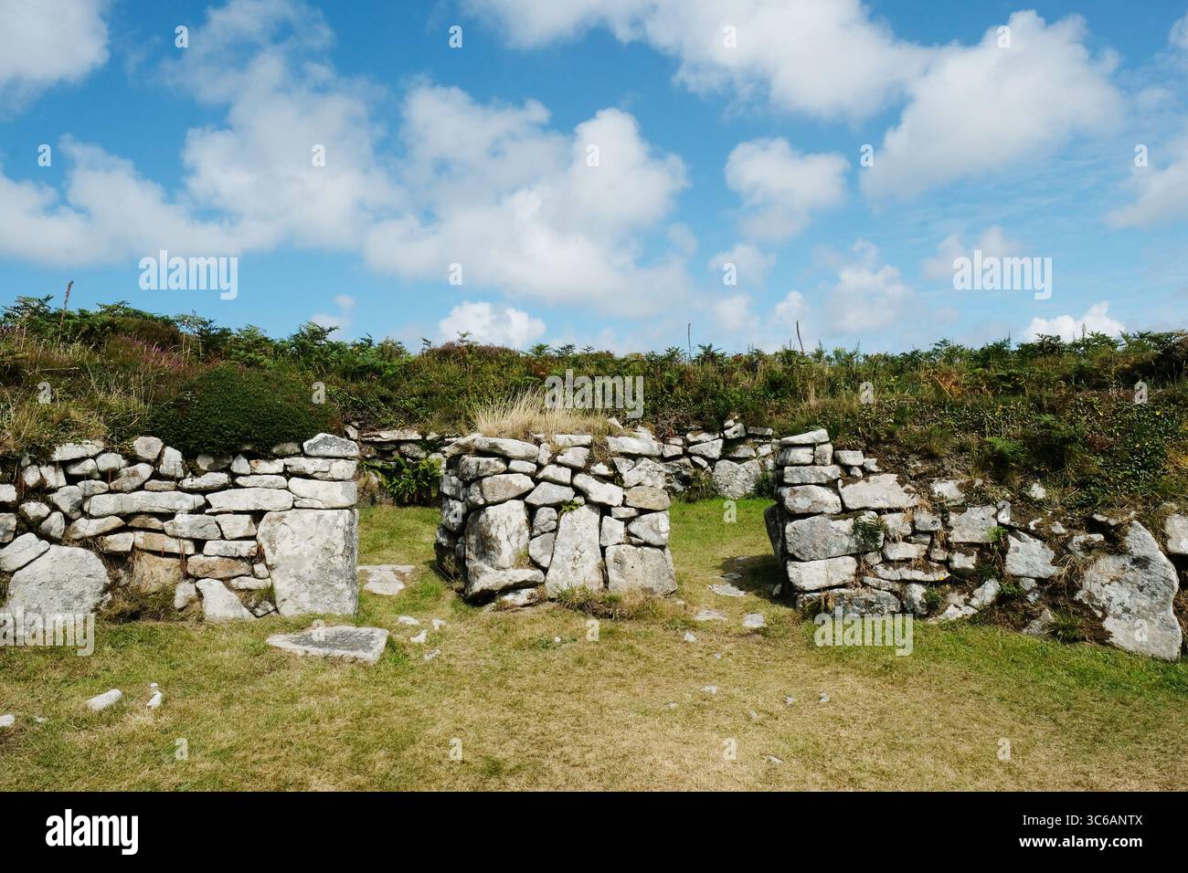 L'antico insediamento romano-britannico di Chysauster occupò il 100 - 300 d.C. situato sulle brughiere di Penwith, vicino a Penzance, Cornovaglia, Regno Unito - John Gollop Foto Stock