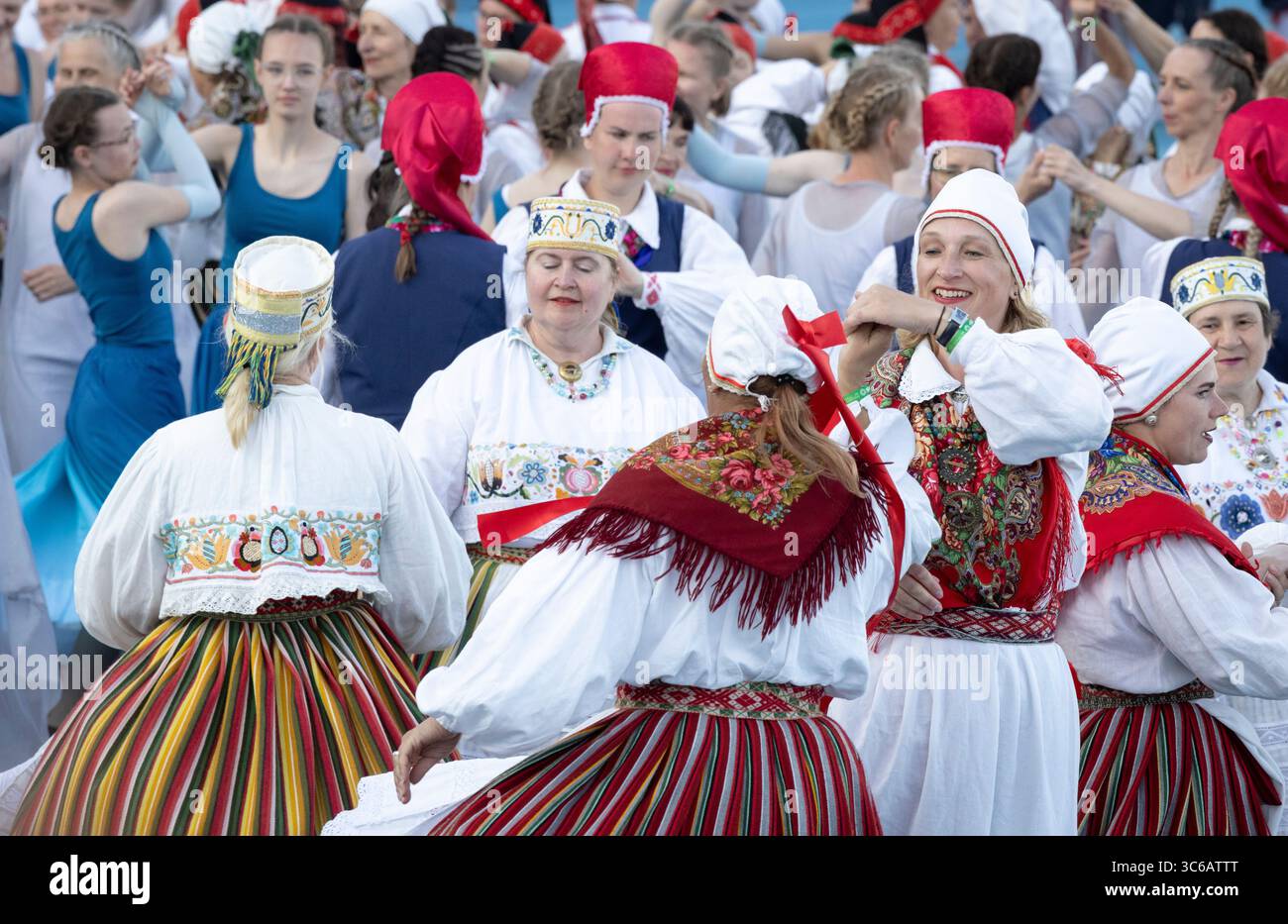 Tallinn, Estonia, 4 luglio 2025: Persone in abbigliamento tradizionale per le strade di Tallinn durante il famoso festival di canto e danza Foto Stock