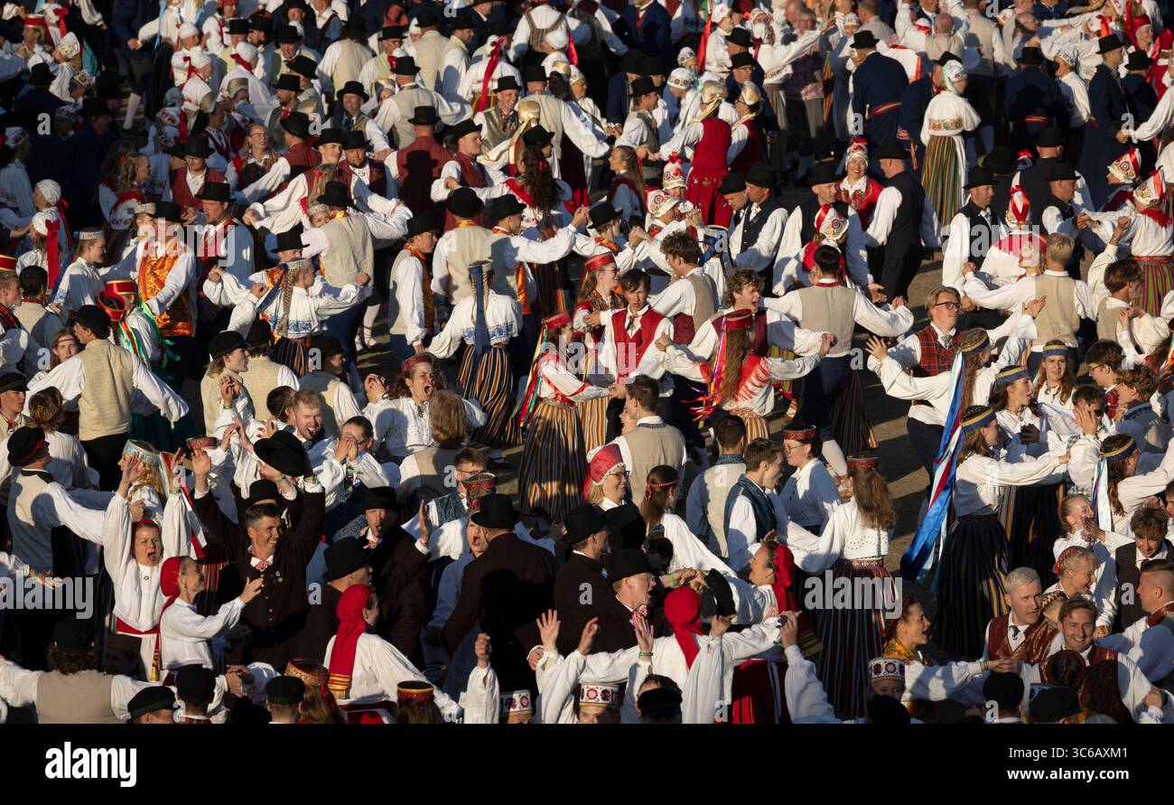 Tallinn, Estonia, 4 luglio 2025: Persone in abbigliamento tradizionale per le strade di Tallinn durante il famoso festival di canto e danza Foto Stock
