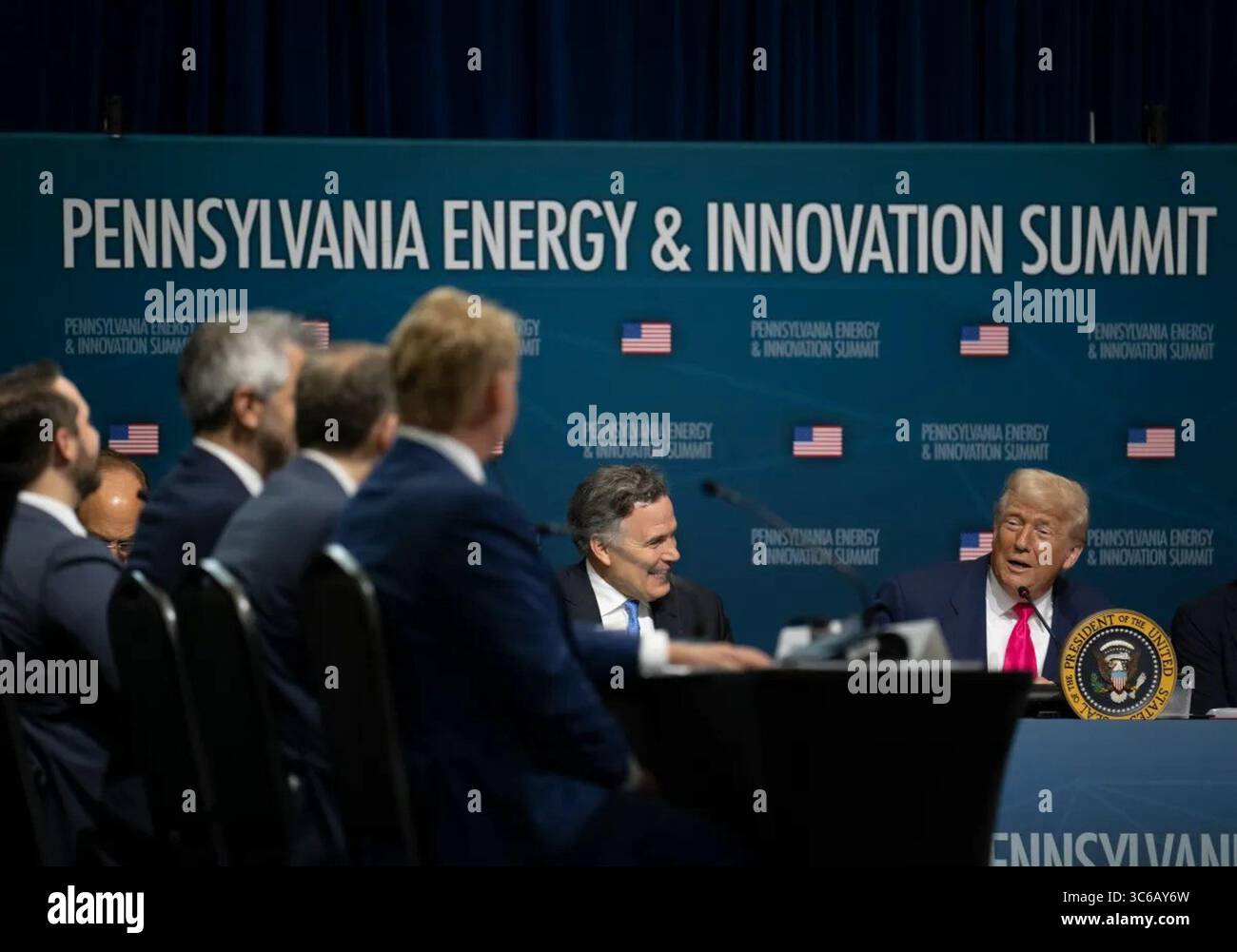 Il presidente Donald J. Trump si rivolge ai leader aziendali e ai dirigenti dell'energia durante una tavola rotonda al Pennsylvania Energy and Innovation Summit di Pittsburgh, evidenziando gli investimenti nelle infrastrutture e la leadership energetica americana. 15 luglio 2025. Per gentile concessione della Casa Bianca. Foto Stock