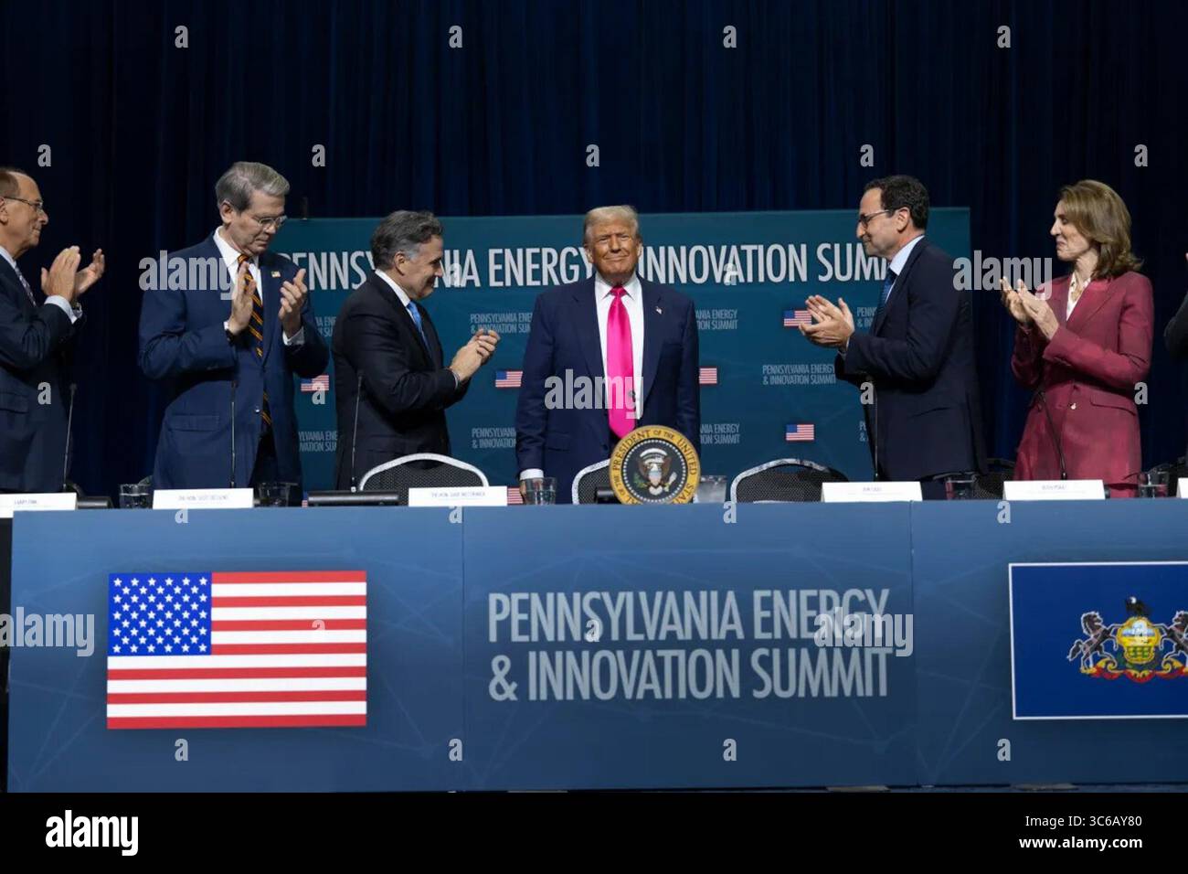 Il presidente Donald J. Trump partecipa all'inaugurale Pennsylvania Energy and Innovation Summit alla Carnegie Mellon University di Pittsburgh, ospitato dal senatore Dave McCormick. L'evento ha riunito i principali leader del settore energetico, i dirigenti tecnologici e gli investitori per annunciare oltre 90 miliardi di dollari di investimenti in intelligenza artificiale e infrastrutture energetiche in tutta la Pennsylvania. 15 luglio 2025. Per gentile concessione della Casa Bianca. Foto Stock