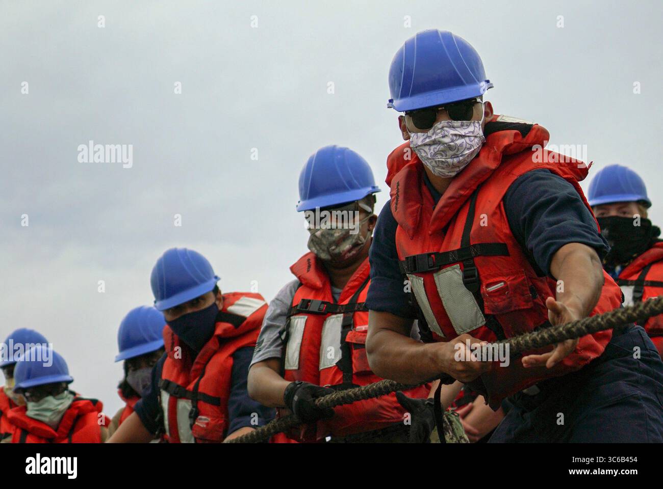 26 maggio 2020 - Oceano Pacifico - i marinai della US Navy, assegnati al cacciatorpediniere missilistico guidato classe Arleigh Burke USS Halsey (DDG 97), tirano oltre la linea di messaggeri durante un rifornimento in mare (RAS) 26 maggio 2020. Halsey è schierato nell'area di responsabilità del Southern Command degli Stati Uniti per sostenere la missione della Joint Interagency Task Force South, che include la lotta al traffico illecito di droga nei Caraibi e nel Pacifico orientale. (Immagine di credito: © U.S. Navy/ZUMA Wire/ZUMAPRESS.com) Foto Stock