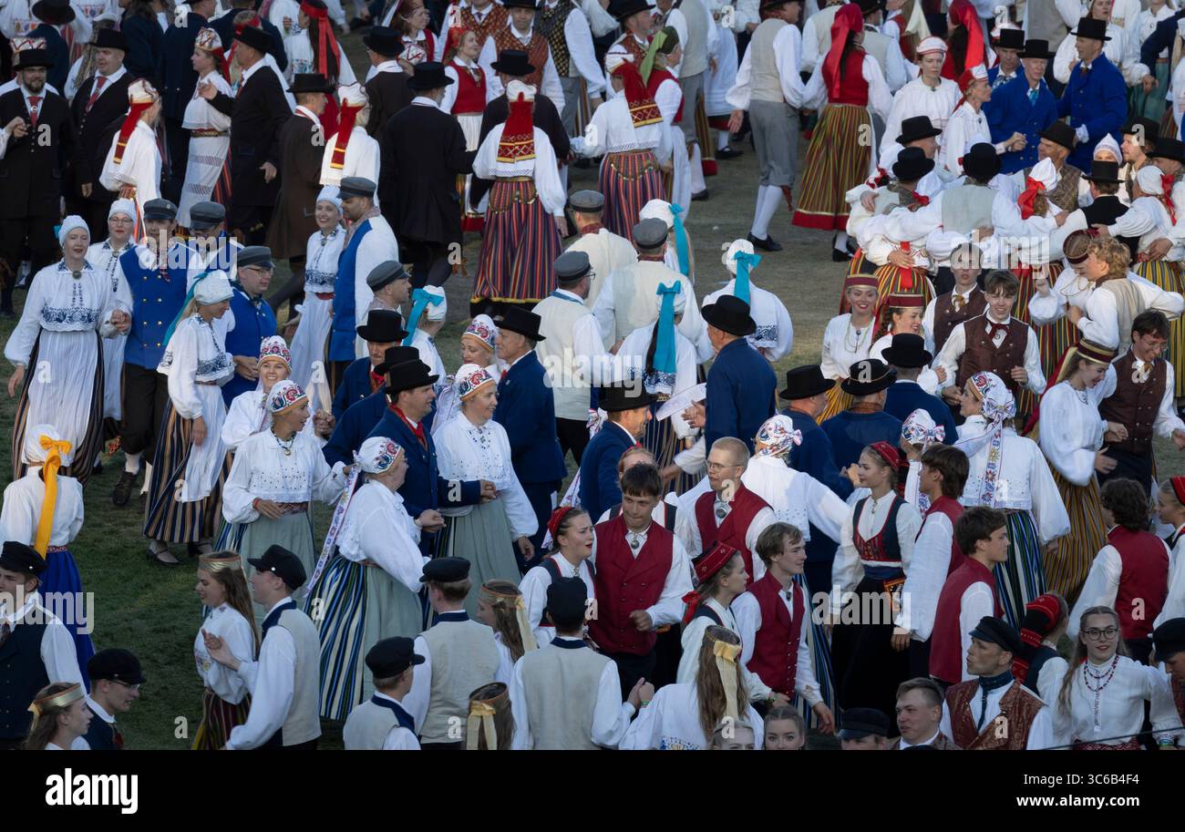 Tallinn, Estonia, 4 luglio 2025: Persone in abbigliamento tradizionale per le strade di Tallinn durante il famoso festival di canto e danza Foto Stock