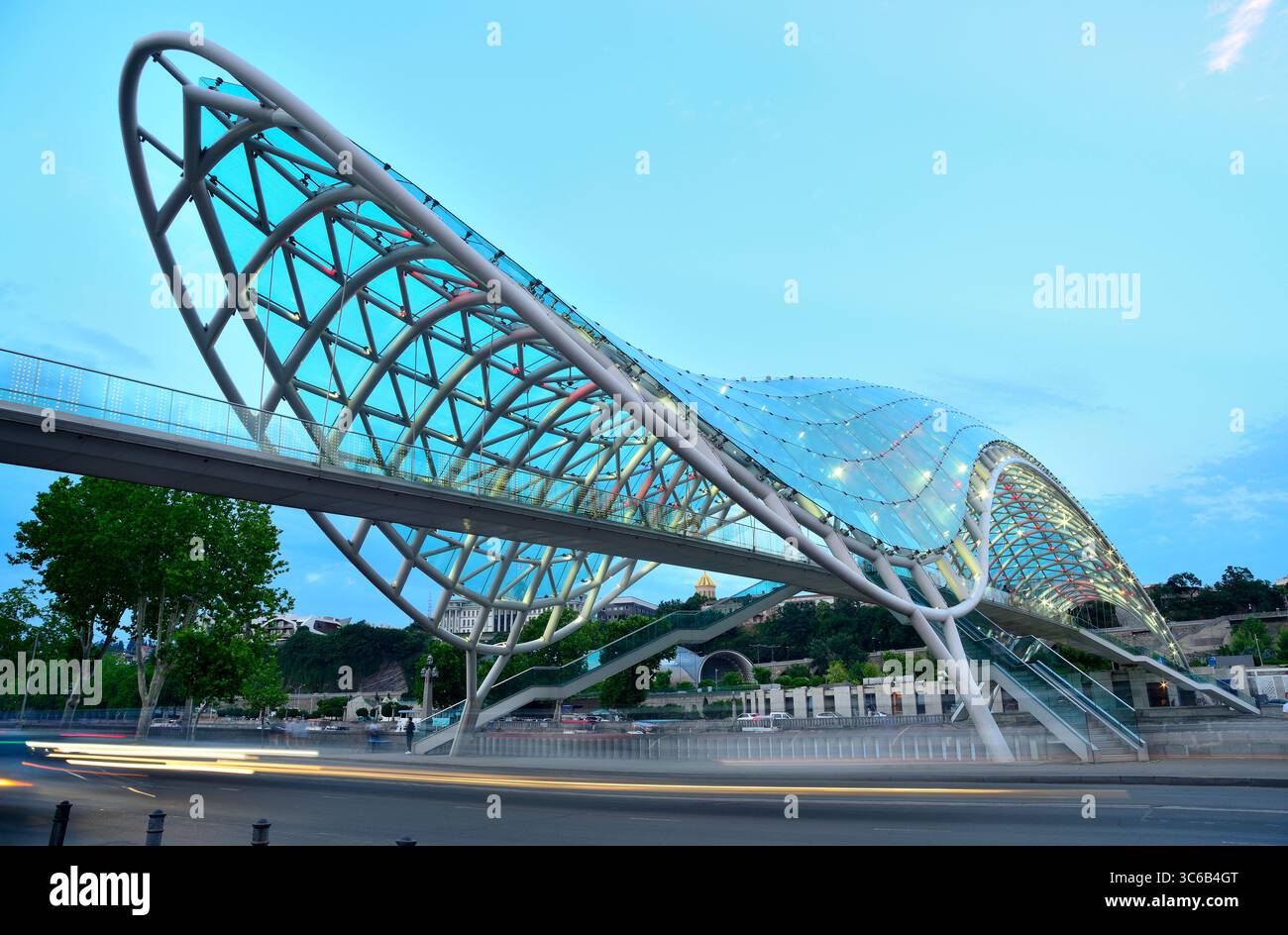 Ponte sul fiume Kura, Tbilisi, Georgia Foto Stock