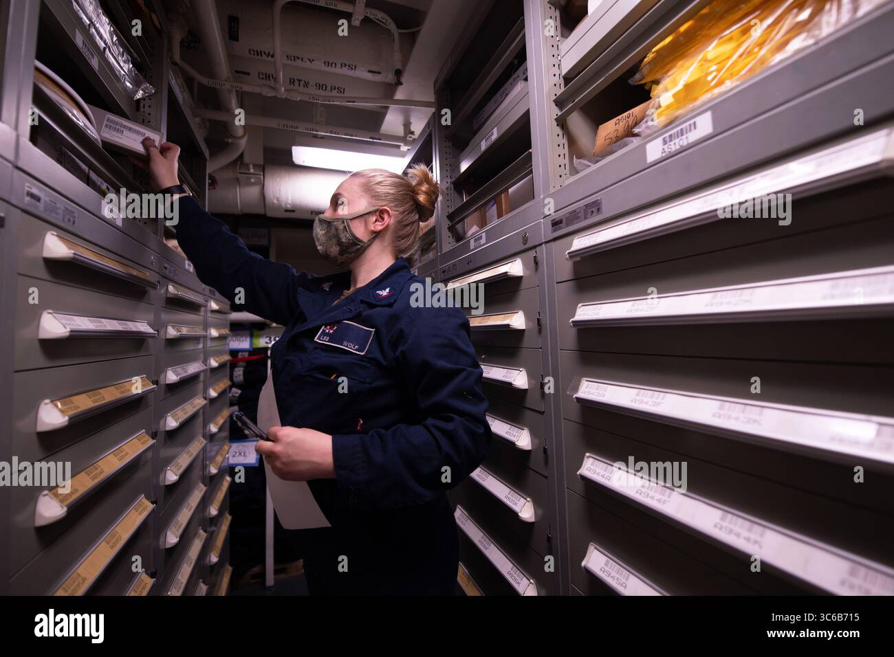29 maggio 2020 - Oceano Pacifico - Specialista logistica della Marina degli Stati Uniti Olivia Wolf organizza parti di riparazione a bordo del cacciatorpediniere missilistico guidato classe Arleigh Burke USS Halsey (DDG 97), 28 maggio 2020. Halsey è schierato nell'area di responsabilità del Southern Command degli Stati Uniti per sostenere la missione della Joint Interagency Task Force South, che include la lotta al traffico illecito di droga nei Caraibi e nel Pacifico orientale. (Immagine di credito: © U.S. Navy/ZUMA Wire/ZUMAPRESS.com) Foto Stock