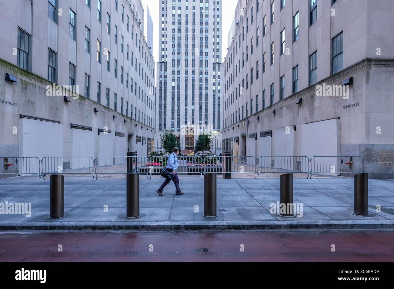 3 giugno 2020, New York, Stati Uniti: Un uomo cammina vicino a un Rockefeller Center, l'iconica location di New York la mattina dopo l'ottavo giorno delle proteste di George Floyd a New York. (Immagine di credito: © Preston Ehrler/SOPA Images via ZUMA Wire) Foto Stock
