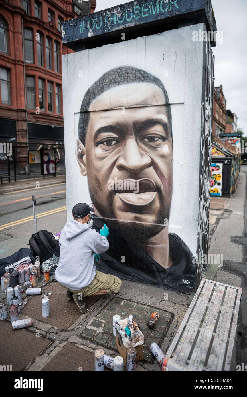 3 giugno 2020, Manchester, Regno Unito: L'artista di strada, Akse P19, mette il tocco finale al suo murale di George Floyd. (Immagine di credito: © Kenny Brown/SOPA Images via ZUMA Wire) Foto Stock