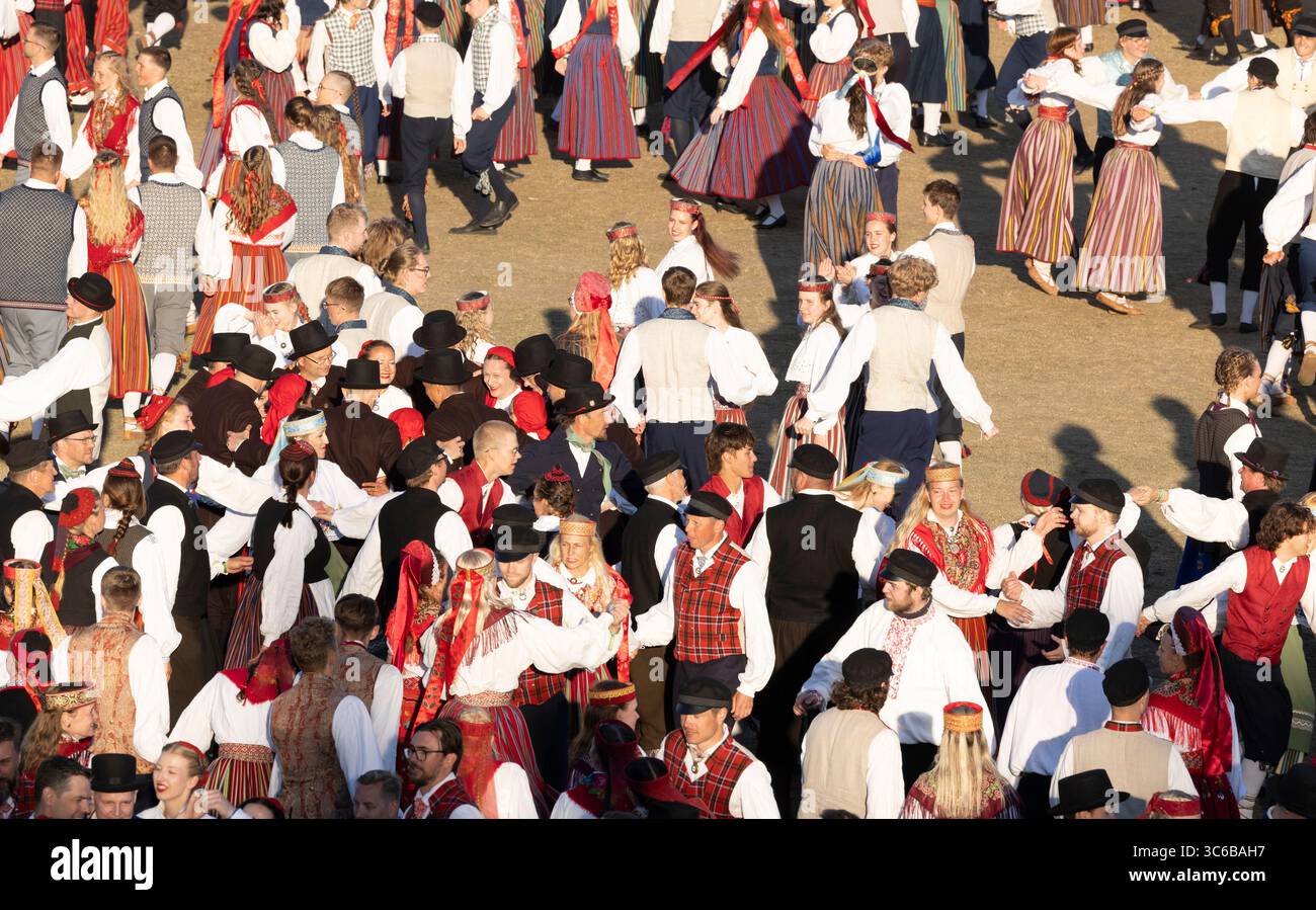 Tallinn, Estonia, 4 luglio 2025: Persone in abbigliamento tradizionale per le strade di Tallinn durante il famoso festival di canto e danza Foto Stock