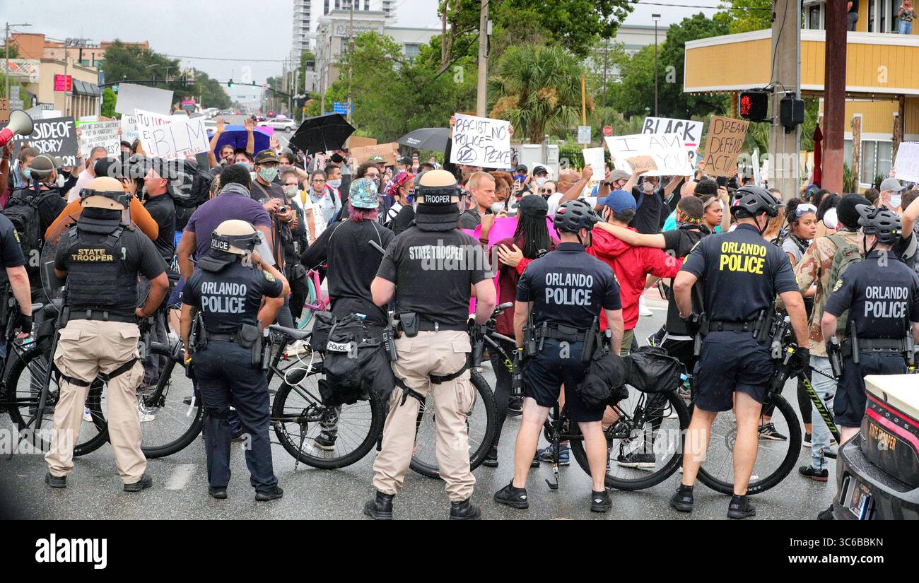 4 giugno 2020, Orlando, Florida, Stati Uniti: Blocco di polizia Colonial Drive a Orange Avenue mentre i manifestanti marciano attraverso il centro di Orlando, Flag., giovedì 4 giugno 2020. L'intersezione è tra le più trafficate della città. Le proteste di Orlando continuarono giovedì per l'uccisione di George Floyd da parte della polizia a Minneapolis, maggio 25. (Immagine di credito: © TNS via cavo ZUMA) Foto Stock