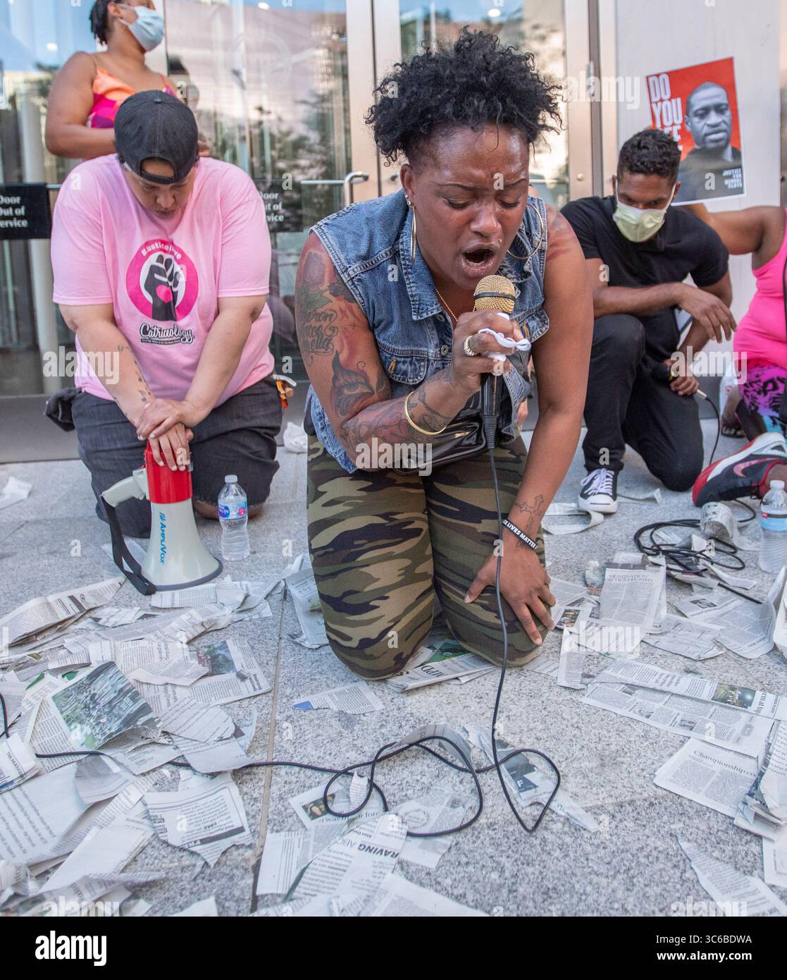 3 giugno 2020: Il pastore Perry marea parla con i manifestanti di fronte all'edificio Star Tribune a Minneapolis, Minnesota, mentre protestano per il modo in cui il giornale ha trattato i problemi in passato il 3 giugno 2020. (Immagine di credito: © Chris JuhnZUMA Wire) Foto Stock 3 giugno 2020: Il pastore Perry marea parla con i manifestanti di fronte all'edificio Star Tribune a Minneapolis, Minnesota, mentre protestano per il modo in cui il giornale ha trattato i problemi in passato il 3 giugno 2020. (Immagine di credito: © Chris JuhnZUMA Wire) Foto Stock